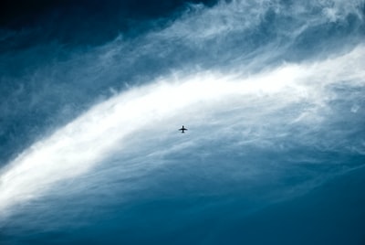 蓝天上喷气式飞机的轮廓